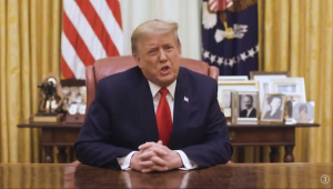 Ex-presidente dos Estados Unidos, Donald Trump, com as mãos apoiadas na mesa enquanto fala