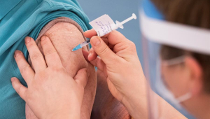 Profissional da saúde aplica vacina contra a Covid-19