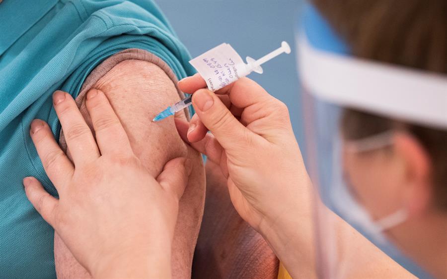 Profissional da saúde aplica vacina contra a Covid-19
