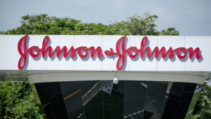 Logo da Johnson & Johnson em frente à sede da multinacional