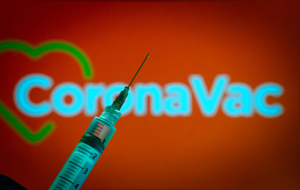Injeção da vacina CoronaVac