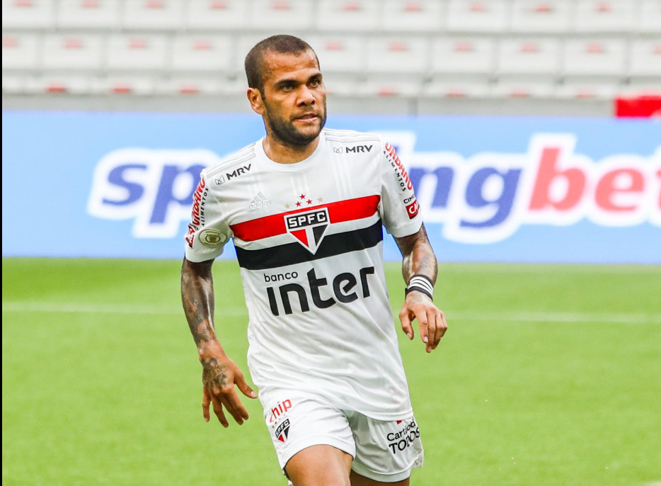 Daniel Alves se colocou à disposição para enfrentar o Palmeiras