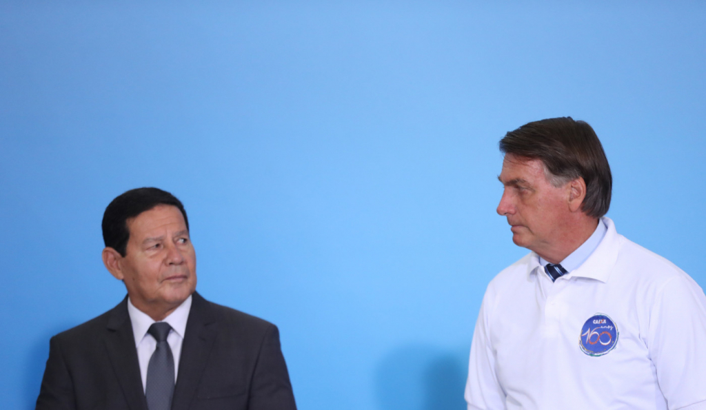 Vice-presidente Hamilton Mourão olha para o presidente Jair Bolsonaro
