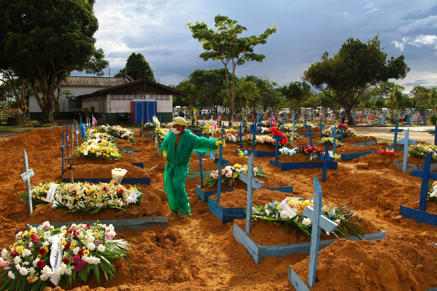 Vítimas da Covid-19 são enterradas em valas comuns de Manaus