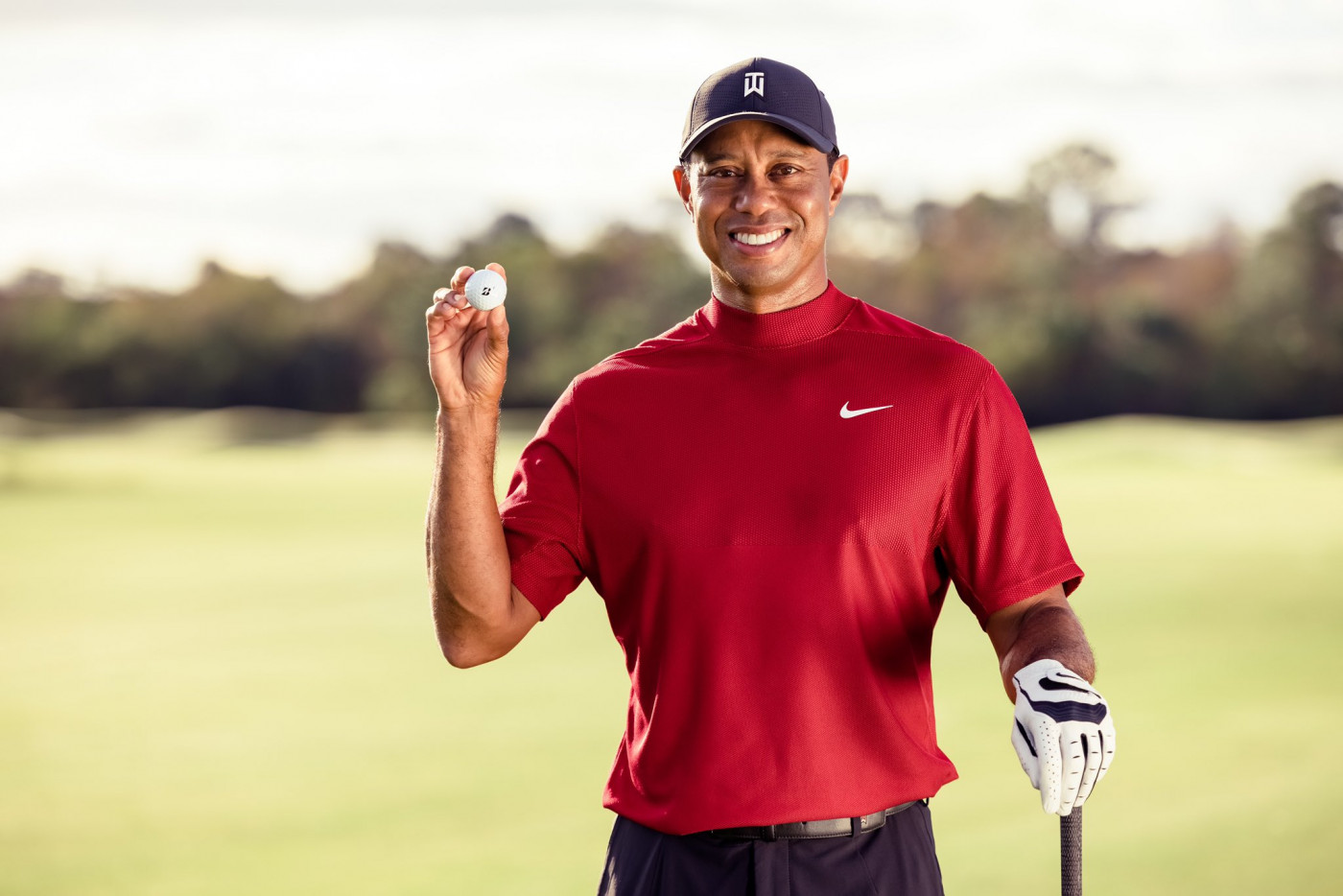 Golfista Tiger Woods posa para foto durante partida
