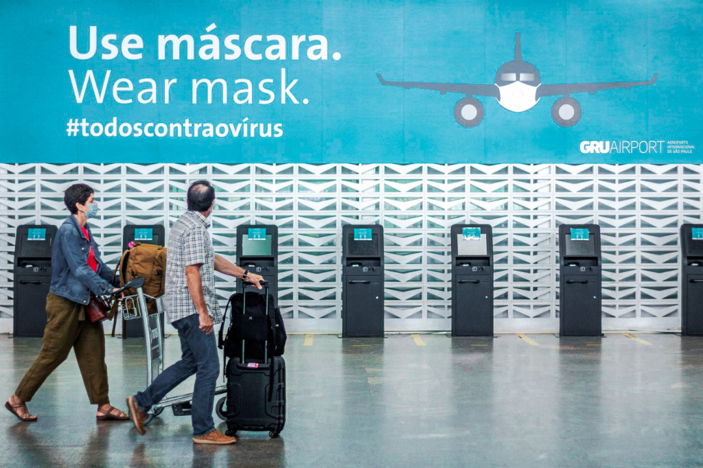 Passageiro anda com mala de viagem no aeroporto de Guarulhos