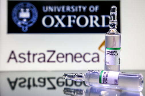 Vacina de Oxford é 79% eficaz contra casos sintomáticos e não provoca coágulos, diz estudo