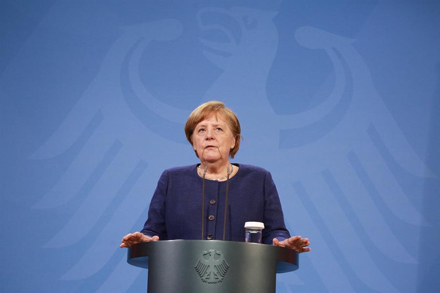 Primeira-ministra da Alemanha, Angela Merkel, falando à imprensa