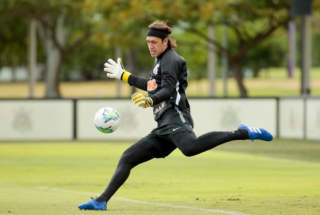 Repor a bola em jogo como goleiro