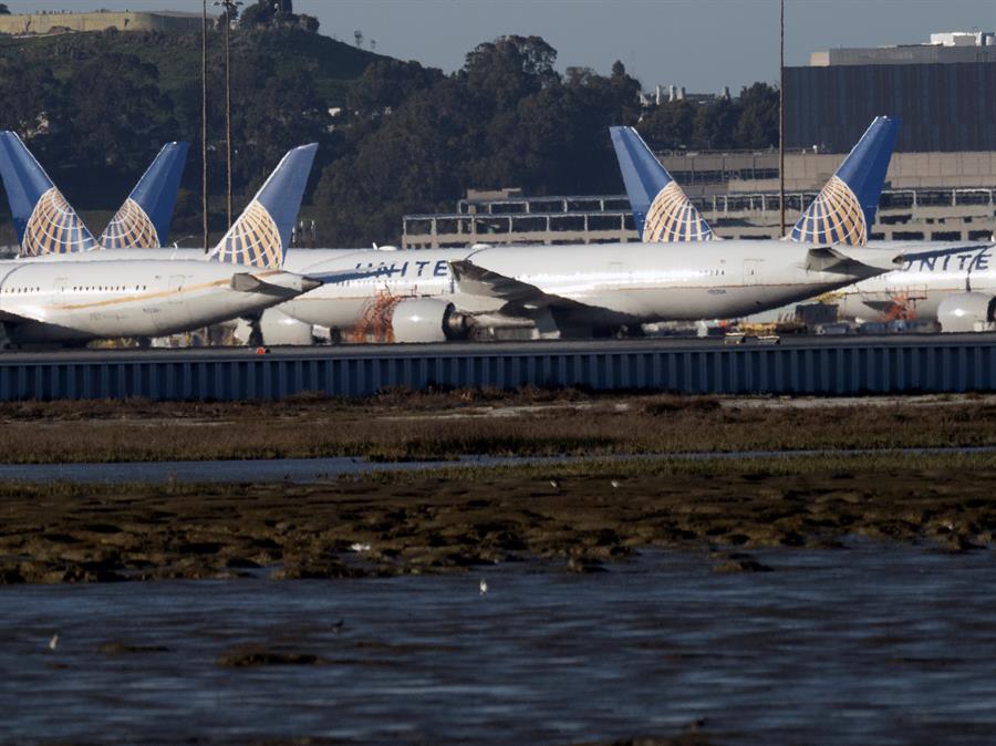 Frota de aviões do modelo Boeing 777 estacionados no aeroporto após acidente com motor