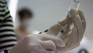 Enfermeira transfere vacina contra Covid-19 da Johnson & Johnson do frasco para a seringa