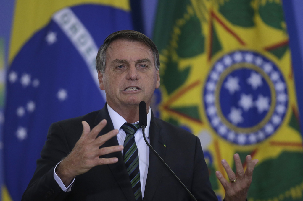 Bolsonaro tem feito duras críticas às medidas adotadas para conter a pandemia