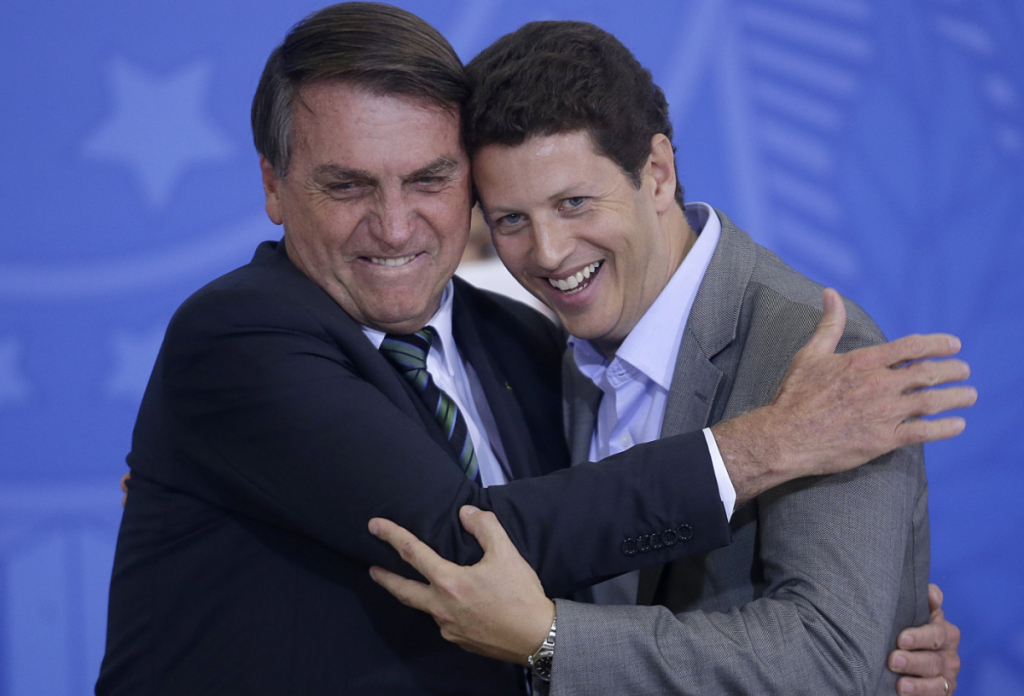 O presidente da República, Jair Bolsonaro, abraça o ministro do Meio Ambiente, Ricardo Salles