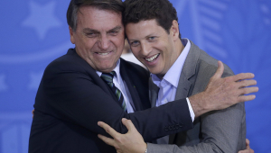 O presidente da República, Jair Bolsonaro, abraça o ministro do Meio Ambiente, Ricardo Salles