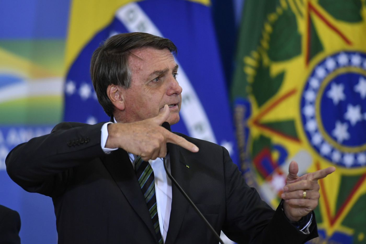 Presidente Jair Bolsonaro de lado, fazendo uma 