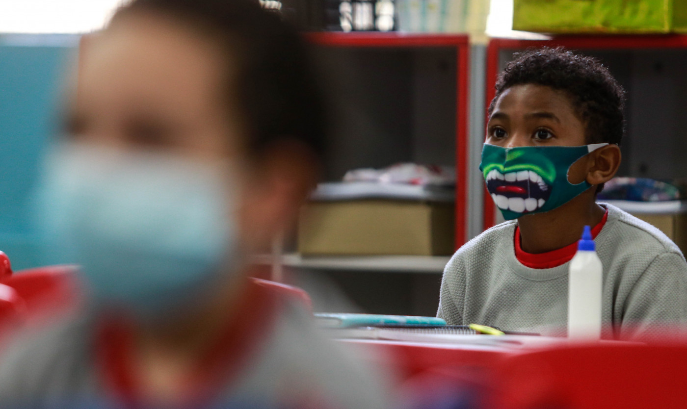 Crianças usam máscara de proteção contra a Covid-19 durante aula presencial
