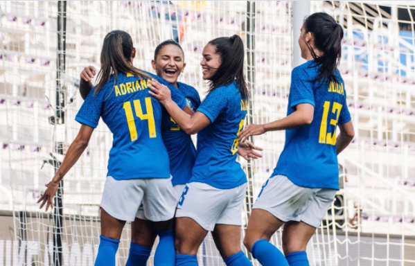 Debinha comemora gol na seleção brasileira feminina