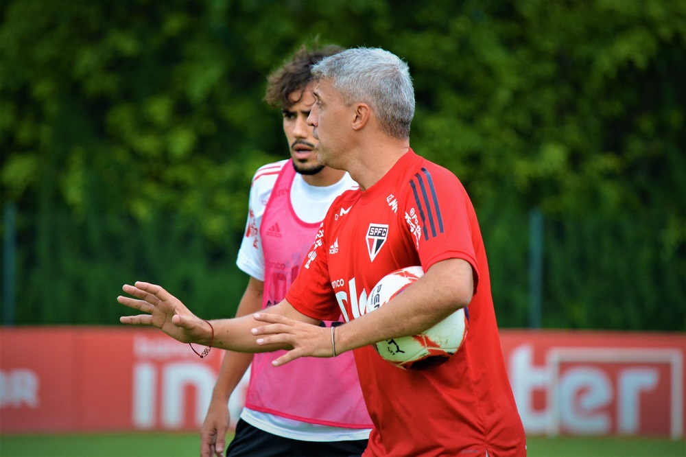 O técnico Hernán Crespo dá orientações ao time do São Paulo