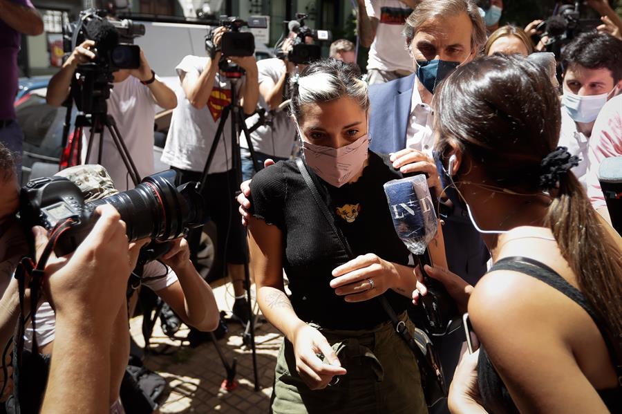 Jana Maradona, filha de Maradona, passa em meio aos jornalistas antes de prestar depoimento