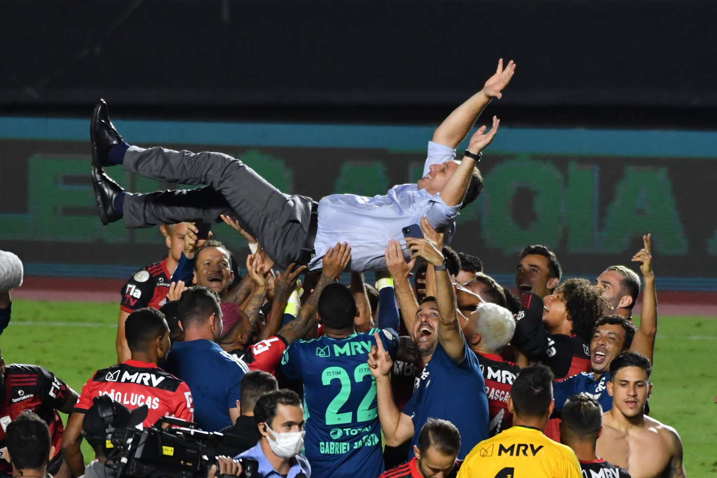 Rogério Ceni é levantado por jogadores do Flamengo na comemoração do título do Brasileirão