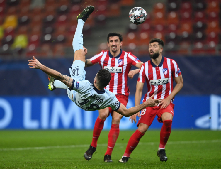 Olivier Giroud faz gol de bicicleta contra o Atlético de Madrid