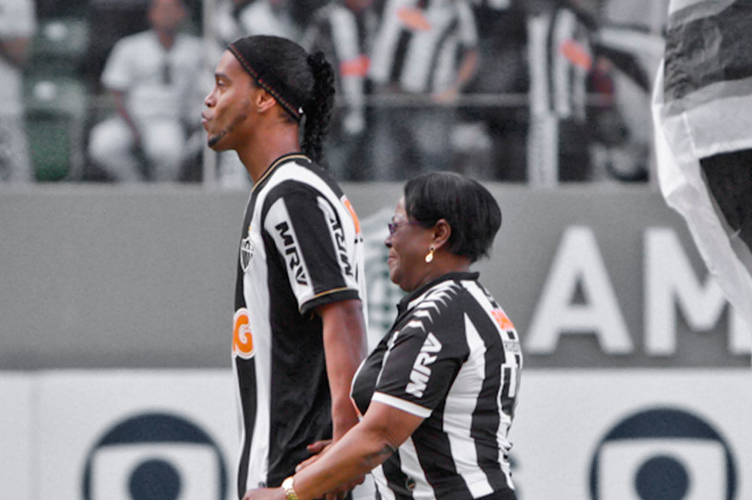 Ronaldinho Gaúcho entra com Dona Miguelina em campo para partida do Atlético-MG