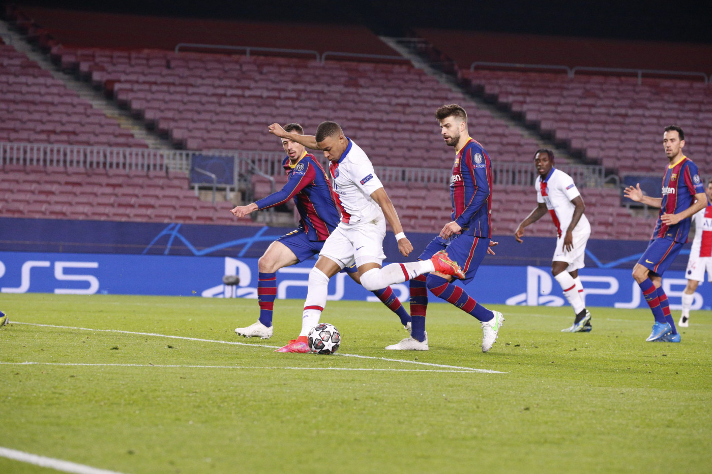 Mbappé fez três gols contra o Barcelona na Liga dos Campeões