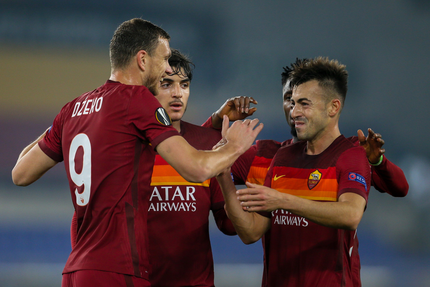 Dzeko comemora gol da Roma na Liga Europa