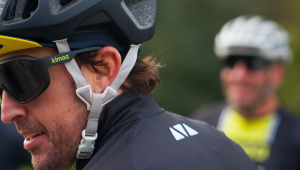 Fernando Alonso passa por cirurgia na mandíbula após acidente de bicicleta