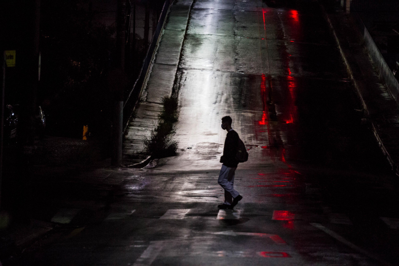 Homem anda em rua deserta de São Paulo durante período de lockdown