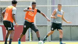 Jô tenta ataque durante treino no Corinthians