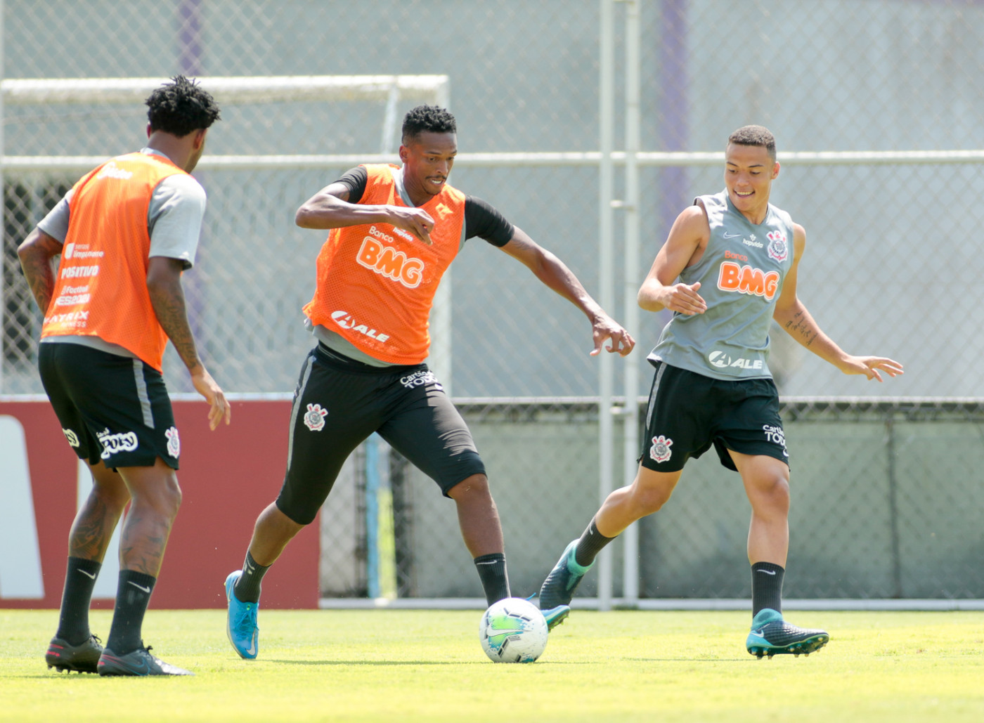Jô tenta ataque durante treino no Corinthians