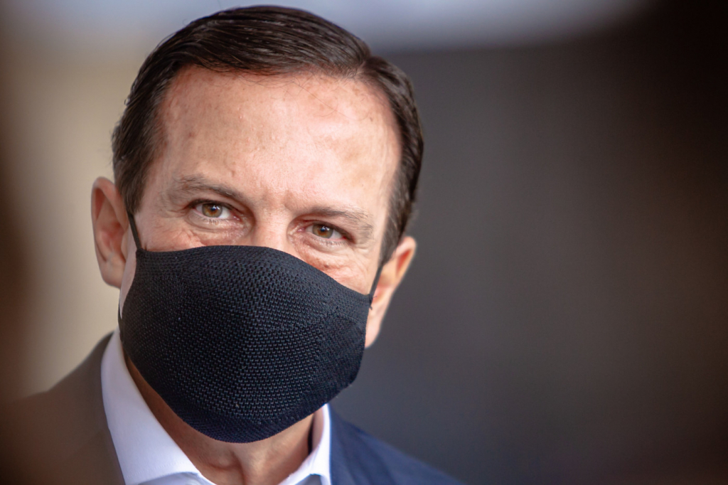 Governador de São Paulo usa máscara
