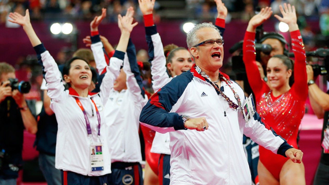 John Geddert, treinador da seleção de ginástica dos EUA, comemora ouro na Olimpíada de Londres