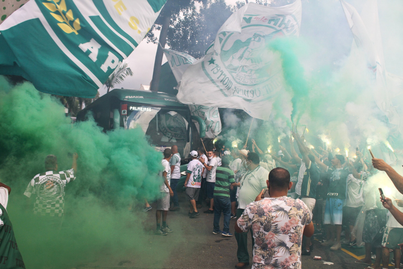 Torcida do Palmeiras se aglomera na porta do CT do clube antes da final contra o Grêmio pela Copa do Brasil