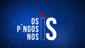 arte em azul com o nome do programa Os Pingos nos Is escrito em branco