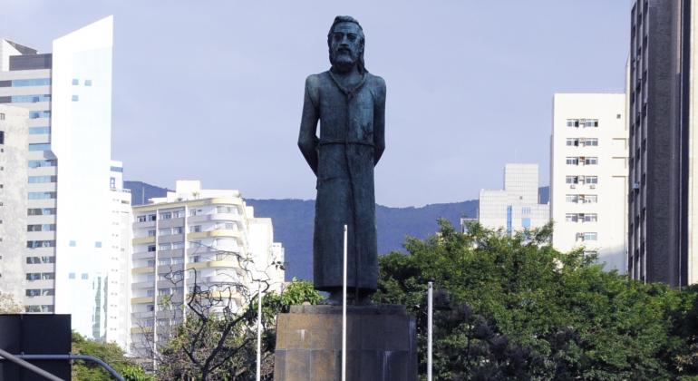 Estátua de Tiradentes na praça de Belo Horizonte que leva o nome do herói da Inconfidência Mineira