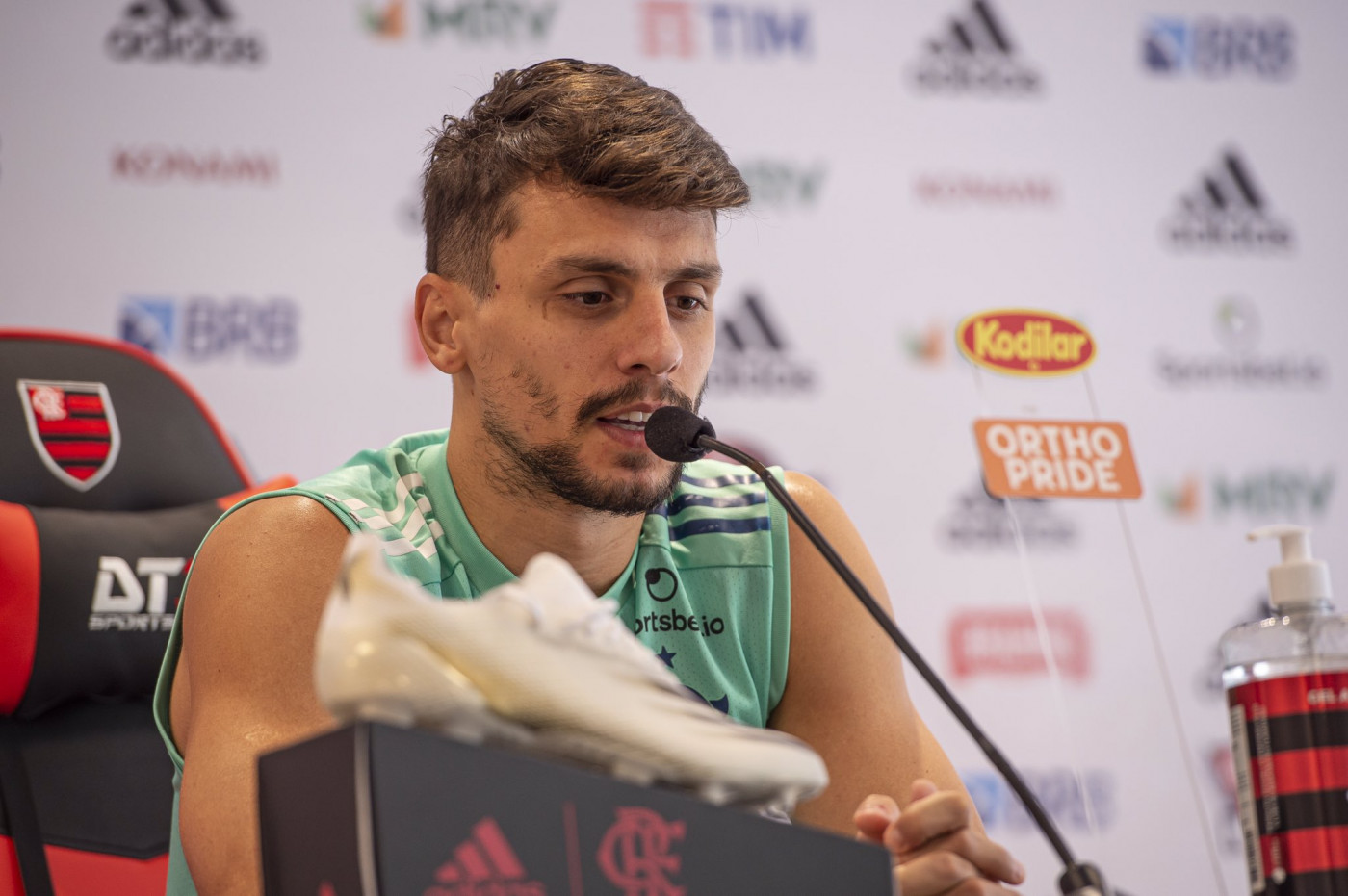 Rodrigo Caio concedeu entrevista coletiva no Flamengo