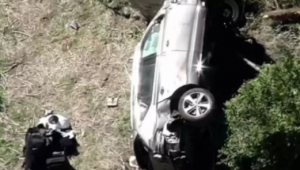 carro de tiger woods destruído após acidente