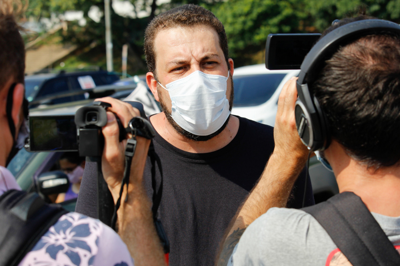 Guilherme Boulos (PSOL) concede entrevista aos jornalistas