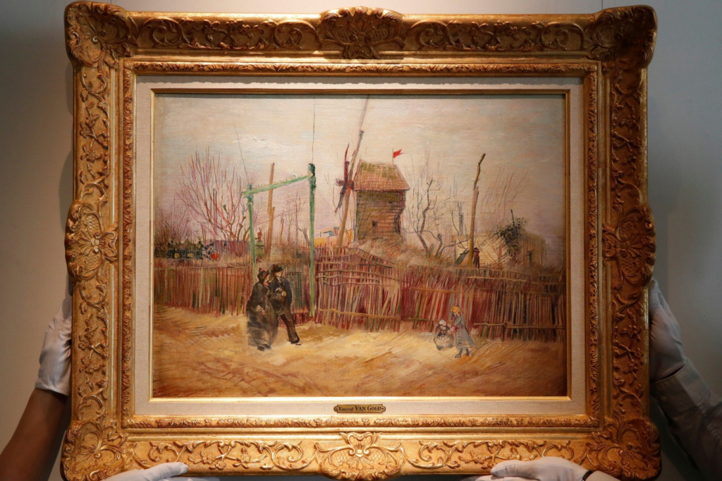 Funcionários da Sotheby's Paris seguram a pintura de 1887 de uma cena de rua parisiense "Cena de rua em Paris", do pintor holandês Vincent Van Gogh