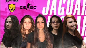 montagem mostra cinco meninas de camisa preta diante de uma tela rosa com os dizeres 'cs-go' e 'jaguares esportes'