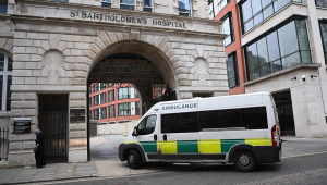 Ambulância em frente ao Hospital St Bartholomew, em Londres, onde o príncipe Philip passou por uma cirurgia cardíaca