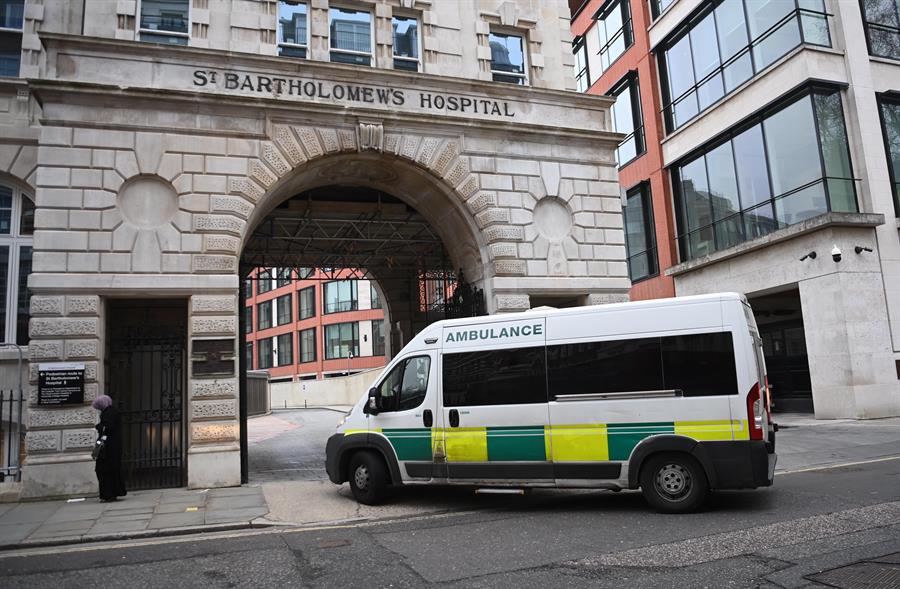 Ambulância em frente ao Hospital St Bartholomew, em Londres, onde o príncipe Philip passou por uma cirurgia cardíaca