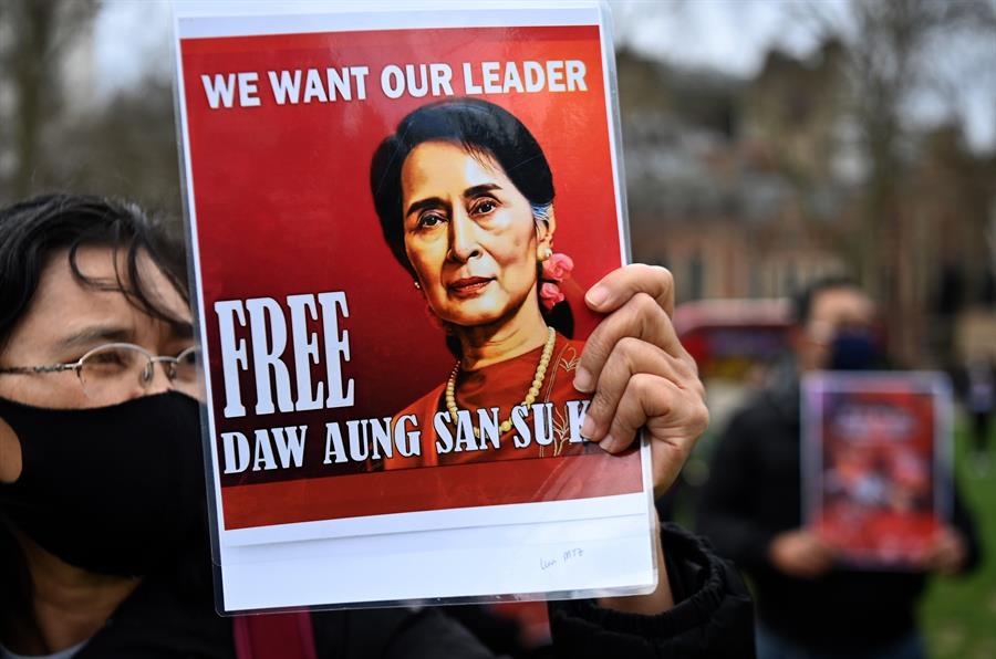 Protesto contra o golpe militar de Myanmar em Londres
