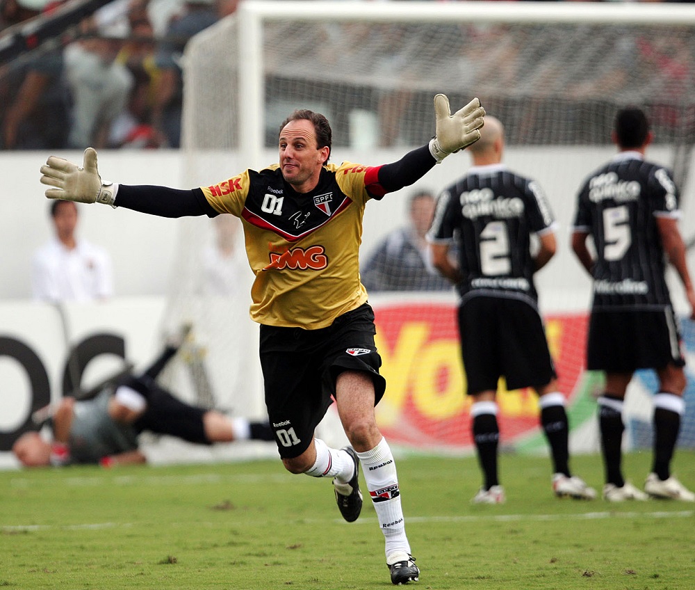 Outside Sao Paulo Rogerio Ceni Celebrates Ten Years Of The 100th Goal Embracing Another Crowd Prime Time Zone Sports Prime Time Zone