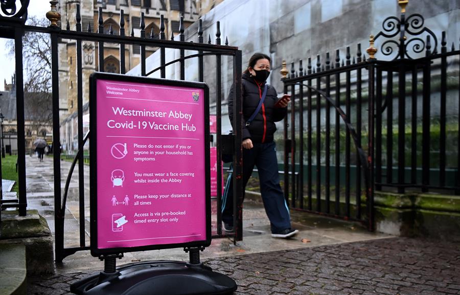 Usando máscara, mulher entra em área que está sendo utilizada para campanha de vacinação contra Covid-19 na Badia de Westminster, em Londres