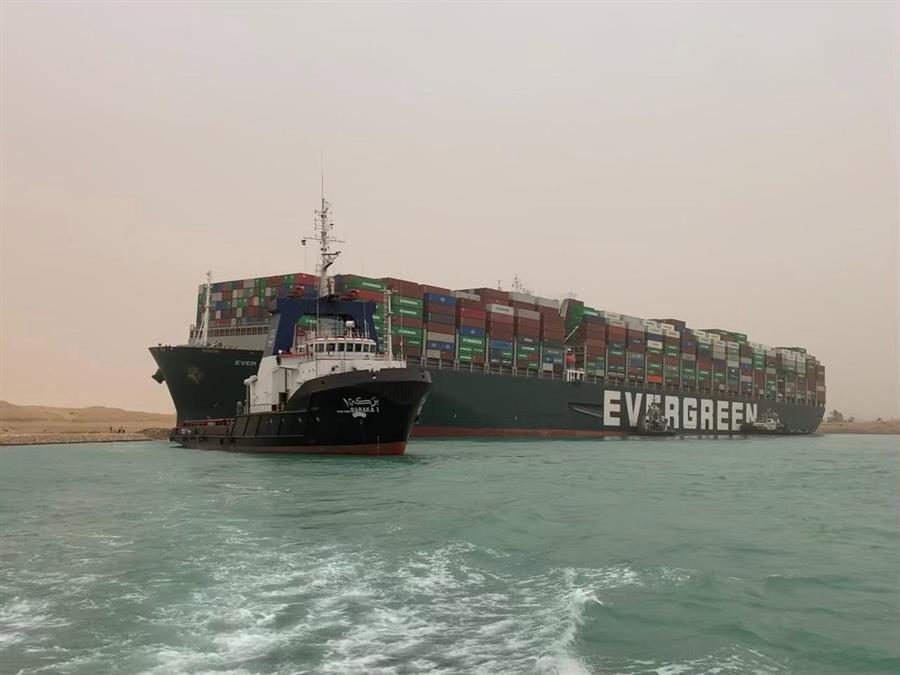 Navio encalha no Canal de Suez, no Egito
