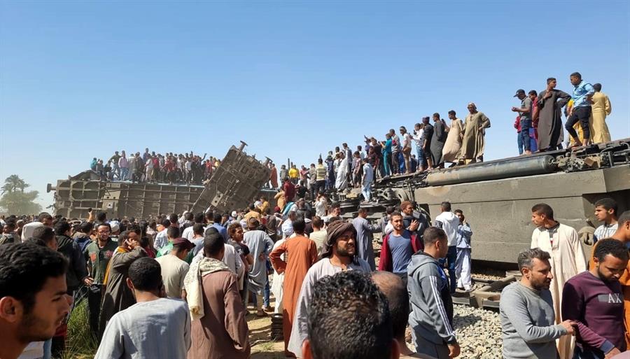 Três vagões de passageiros capotaram após dois trens colidirem nos arredores do Cairo, no Egito