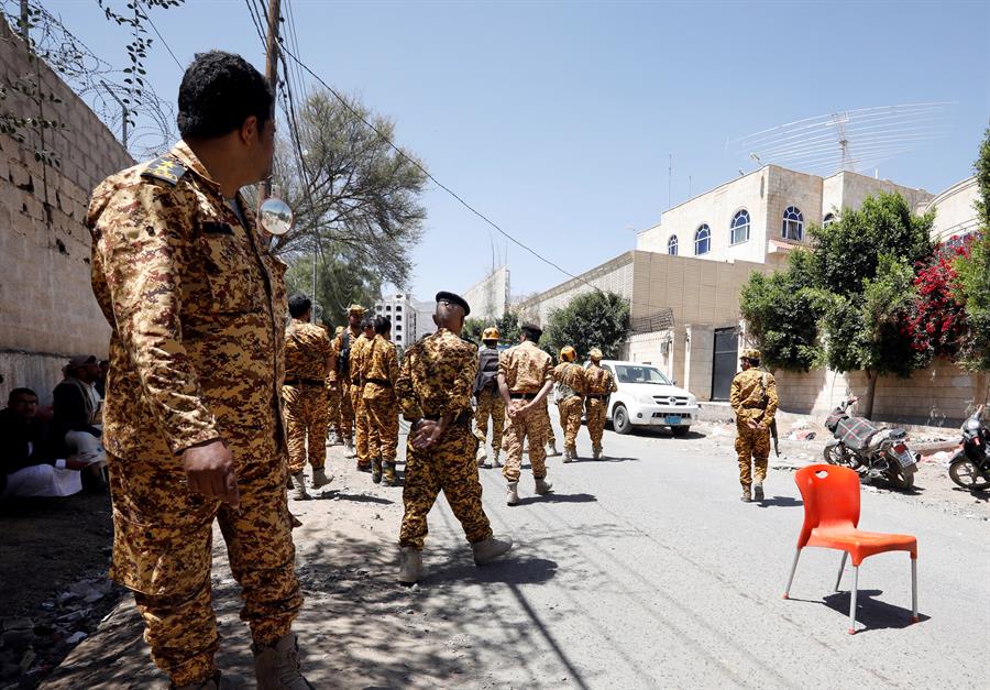 Guardas do Iêmen, cujo palácio presidencial foi invadido nesta terça-feira, 16